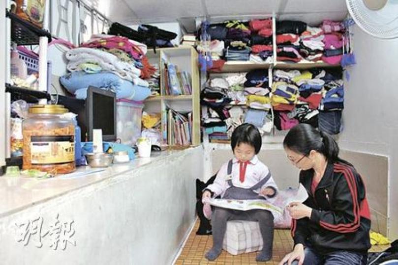 和兩名女兒住在天台屋的新移民陳麗華,知道無機會獲派6000元後大感失望,指「根本是歧視新移民,綜援又無,申請公屋又要等7年,家派錢都無」。(陳家俊攝) 和兩名女兒住在天台屋的新移民陳麗華,知道無機會獲派6000元後大感失望,指「根本是歧視新移民,綜援又無,申請公屋又要等7年,家派錢都無」。(陳家俊攝)