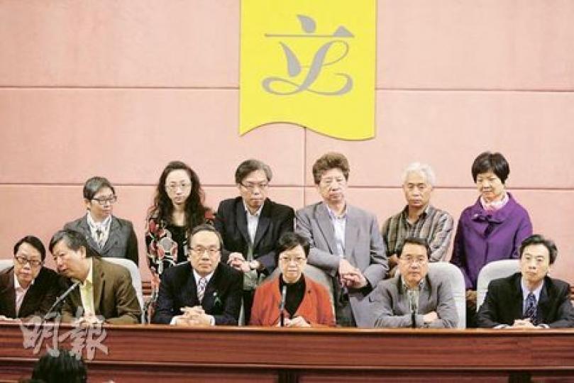 泛民主派昨舉行聯合記者會,人人神色沉重,表明即使政府派錢,他們都會繼續呼籲市民參加3月6日的遊行,因為政府沒有提出長遠政策解決深層次問題。(郭慶輝攝) 泛民主派昨舉行聯合記者會,人人神色沉重,表明即使政府派錢,他們都會繼續呼籲市民參加3月6日的遊行,因為政府沒有提出長遠政策解決深層次問題。(郭慶輝攝)