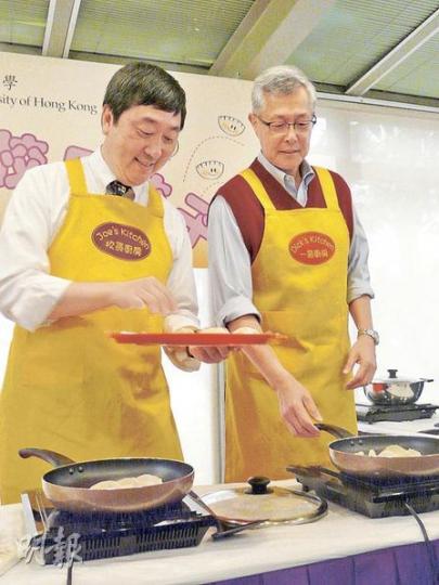 前警務處長李明逵(右)昨與中大校長沈祖堯(左)切磋廚藝煮餃子。李明逵說,退休後有教授學生烹飪,期望他們能學懂照顧自己,有一技傍身。(鄭穎瑩攝) 前警務處長李明逵(右)昨與中大校長沈祖堯(左)切磋廚藝煮餃子。李明逵說,退休後有教授學生烹飪,期望他們能學懂照顧自己,有一技傍身。(鄭穎瑩攝)