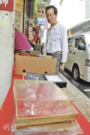店舖東主王先生望着本裝滿玉器的空盒,對今次事故表示無奈,正考慮加強店舖的防盜設施。(梁琬珊攝) 店舖東主王先生望着本裝滿玉器的空盒,對今次事故表示無奈,正考慮加強店舖的防盜設施。(梁琬珊攝)