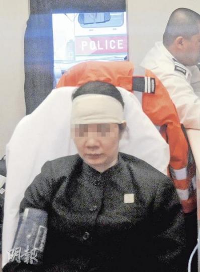 海鮮酒家女部長互毆事件中,其中一名傷者頭部受傷,懷疑被人用茶壺扑頭,送院敷治後被捕。(蔡方山攝)另一名女部長送院時以毛氈掩面,事後亦被警方拘捕,現場消息指兩名被捕者早有嫌隙。(蔡方山攝) 海鮮酒家女部長互毆事件中,其中一名傷者頭部受傷,懷疑被人用茶壺扑頭,送院敷治後被捕。(蔡方山攝)另一名女部長送院時以毛氈掩面,事後亦被警方拘捕,現場消息指兩名被捕者早有嫌隙。(蔡方山攝)