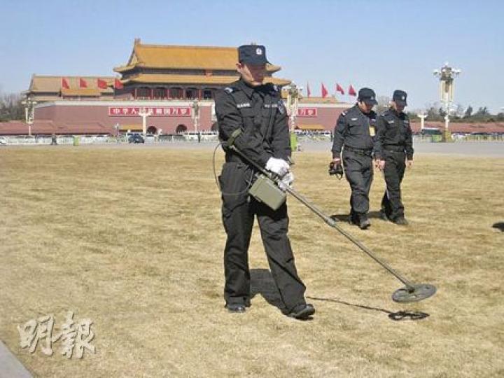 天安門廣場昨有特警手持探測儀器檢查草地。(劉洪慶攝)解放軍禮兵軍容整齊,繫白色腰帶,並佩戴黃色掛飾,引人注目。(劉洪慶攝) 天安門廣場昨有特警手持探測儀器檢查草地。(劉洪慶攝)解放軍禮兵軍容整齊,繫白色腰帶,並佩戴黃色掛飾,引人注目。(劉洪慶攝)