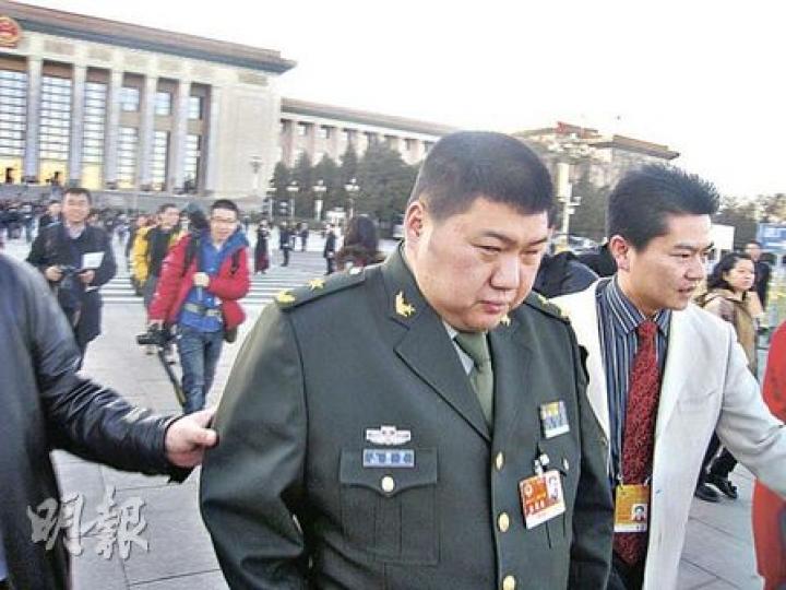 在陪同人員護送下,毛澤東的孫子政協委員毛新宇(右二)經過天安門廣場。(王艷喆攝) 在陪同人員護送下,毛澤東的孫子政協委員毛新宇(右二)經過天安門廣場。(王艷喆攝)