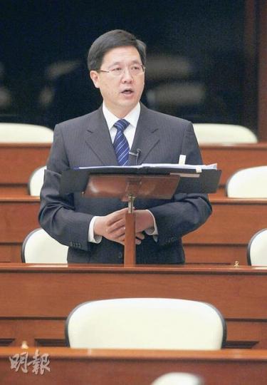 政制及內地事務局長林瑞麟認為,現時政府爭取立法會支持政策已相當困難,假如特首有政黨背景,相信在立法會更難爭取支持。(朱永倫攝)議員鄭家富支持特首應沒有政黨背景限制,「你睇財政司長(曾俊華)在制訂預算案完全沒有承擔……政府現時為求取悅人民,完全沒有方向,完全只是瞎子摸象,因為政府在立法會一票都沒有。」(朱永倫攝)特首應不應有政黨背景?商界代表黃宜弘認為,假如特首可擁有政黨背景,即不能排除當選的特首是有共產黨背景,他暫時不可以接受這情况出現。(何家達攝)(明報製圖) 政制及內地事務局長林瑞麟認為,現時政府爭取立法會支持政策已相當困難,假如特首有政黨背景,相信在立法會更難爭取支持。(朱永倫攝)議員鄭家富支持特首應沒有政黨背景限制,「你睇財政司長(曾俊華)在制訂預算案完全沒有承擔……政府現時為求取悅人民,完全沒有方向,完全只是瞎子摸象,因為政府在立法會一票都沒有。」(朱永倫攝)特首應不應有政黨背景?商界代表黃宜弘認為,假如特首可擁有政黨背景,即不能排除當選的特首是有共產黨背景,他暫時不可以接受這情况出現。(何家達攝)(明報製圖)