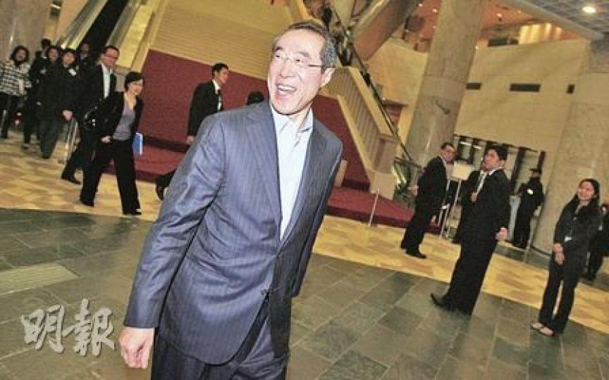 特首曾蔭權報稱遇襲後，政務司長唐英年（圖前）昨出席一個地區諮詢會時，保安明顯加強。（林振東攝）