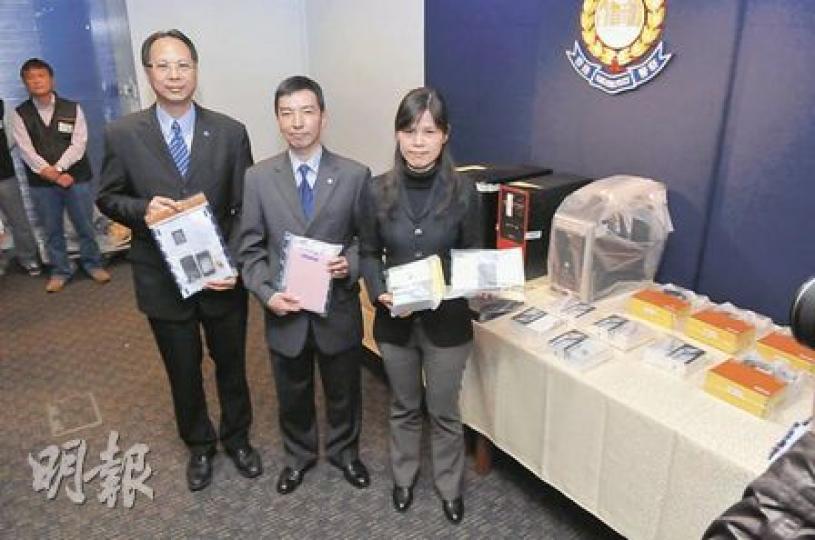 警方連續兩日打擊網上買賣騙案，展示一批行動中檢獲的證物，包括電腦及手提電話。（林錫禮攝）