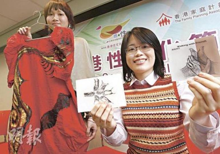 香港性文化節將於本月中舉行，中大性別研究碩士生陳曉婷（右）會以繪足素描帶領大家重新認識及欣賞自己的身體；服裝手繪師徐子寧（左）則會以手繪衫表達自己對性與慾望的看法。（李紹昌攝）