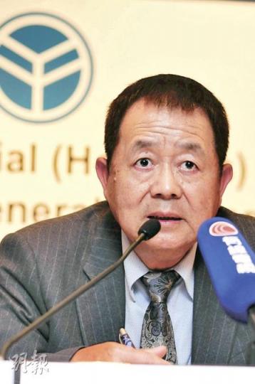 裕元主席蔡其能(圖)表示,人民幣升值及工資上漲令公司毛利率受壓,公司會透過成本控制及提價來應對。(張智超攝) 裕元主席蔡其能(圖)表示,人民幣升值及工資上漲令公司毛利率受壓,公司會透過成本控制及提價來應對。(張智超攝)