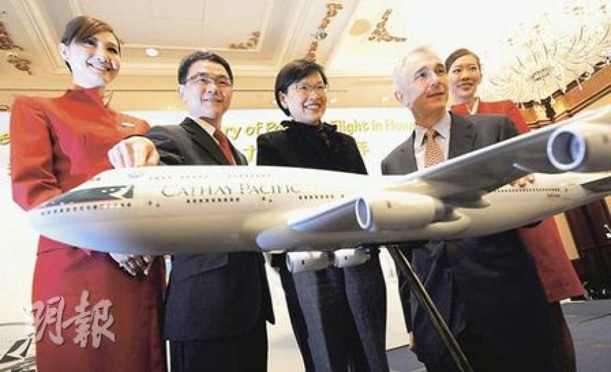 國泰行政總裁湯彥麟、民政事務局副局長許曉暉、民航處處長羅崇文(前排右至左)宣傳香港動力飛行百周年活動。國泰響應活動,今日凌晨起,推出5萬張特惠來回機票,可到超過20個航點,票價低至990元,全球同步搶購。財爺宣布每位成年的香港永久居民獲發6000元,業界相信刺激旅遊。至於湯彥麟如何使用該6000元?他表示6000元到手時,可能他已不在香港,他打算將款項捐給慈善機構。湯彥麟擔任國泰行政總裁至本月底,之後會出任國際航空運輸協會行政總裁。(朱永倫攝) 國泰行政總裁湯彥麟、民政事務局副局長許曉暉、民航處處長羅崇文(前排右至左)宣傳香港動力飛行百周年活動。國泰響應活動,今日凌晨起,推出5萬張特惠來回機票,可到超過20個航點,票價低至990元,全球同步搶購。財爺宣布每位成年的香港永久居民獲發6000元,業界相信刺激旅遊。至於湯彥麟如何使用該6000元?他表示6000元到手時,可能他已不在香港,他打算將款項捐給慈善機構。湯彥麟擔任國泰行政總裁至本月底,之後會出任國際航空運輸協會行政總裁。(朱永倫攝)