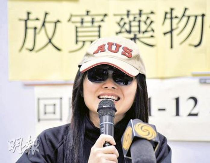 患多發性硬化症的林太自言因藥費高昂,至2年前始打針治療,錯失最佳治療時機,但相比其他長期靠輪椅代步的院友,她已是幸運兒。 (葉漢華攝) 患多發性硬化症的林太自言因藥費高昂,至2年前始打針治療,錯失最佳治療時機,但相比其他長期靠輪椅代步的院友,她已是幸運兒。 (葉漢華攝)