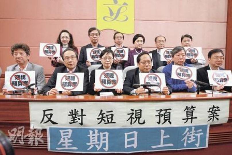 泛民周日的反對預算案遊行,鼓勵參與的市民帶同發聲道具,包括放了錢的膠樽等,以表達怒吼之聲。圖為泛民召集人何秀蘭。(李紹昌攝) 泛民周日的反對預算案遊行,鼓勵參與的市民帶同發聲道具,包括放了錢的膠樽等,以表達怒吼之聲。圖為泛民召集人何秀蘭。(李紹昌攝)