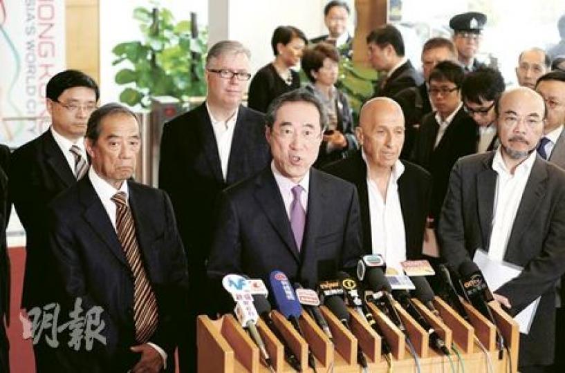 西九董事局主席唐英年(右三)強調,「城市中的公園」設計彈性很大,可讓市民在興建過程中享用公園,不會覺得置身地盤。(朱永倫攝) 西九董事局主席唐英年(右三)強調,「城市中的公園」設計彈性很大,可讓市民在興建過程中享用公園,不會覺得置身地盤。(朱永倫攝)