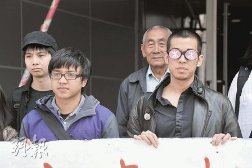 菜園村巡守隊員林崑傑(左二)及陳寧(右一)被控毁壞菜園村工地的鐵絲圍網,兩人否認控罪,陳戴上有港鐵標誌的眼鏡遮蔽雙眼,諷刺港鐵為高鐵工程「連隻眼都盲咗」。(葉漢華攝) 菜園村巡守隊員林崑傑(左二)及陳寧(右一)被控毁壞菜園村工地的鐵絲圍網,兩人否認控罪,陳戴上有港鐵標誌的眼鏡遮蔽雙眼,諷刺港鐵為高鐵工程「連隻眼都盲咗」。(葉漢華攝)