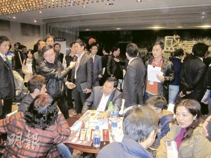 長實昨繼續發售大圍「盛薈」,市場估計全日售近40伙,令樓盤過去一周來的累售單位總數增至約590伙。就售樓處所見,場面甚為旺場。(林可為攝) 長實昨繼續發售大圍「盛薈」,市場估計全日售近40伙,令樓盤過去一周來的累售單位總數增至約590伙。就售樓處所見,場面甚為旺場。(林可為攝)