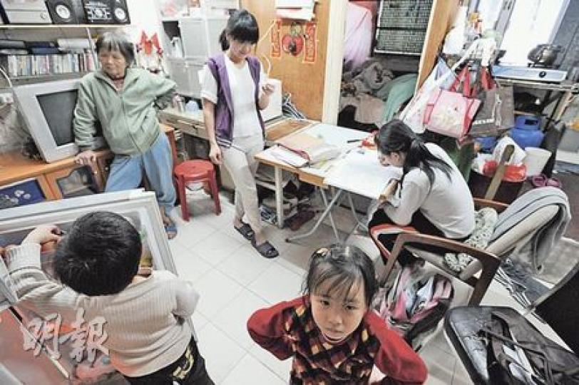 莊氏七口住成業街成運工業大廈天台屋多年,每逢打風落雨都擔心住屋安全。(何家達攝)「天台村落」結構混亂,天台原有多組水管、水掣,但僭建單位後,被埋在莊氏一家的廚房地板下。(何家達攝) 莊氏七口住成業街成運工業大廈天台屋多年,每逢打風落雨都擔心住屋安全。(何家達攝)「天台村落」結構混亂,天台原有多組水管、水掣,但僭建單位後,被埋在莊氏一家的廚房地板下。(何家達攝)