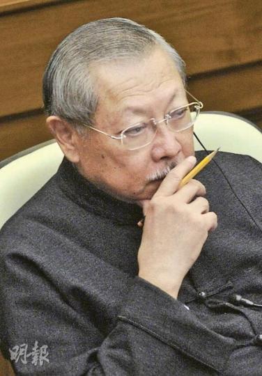 有立法會議員建議孫公藉立法會平台回應「英皇同學會要求下台」一事,但他並無回應。(余俊亮攝)英皇書院同學會會長林超英首次公開露面回應事件,指同學會一直不遊行、不示威爭取公義,但孫明揚多次違反容許學校「自願」參與減班的承諾。他又提到,會把政府派發的6000元捐給內地學童。(李紹昌攝) 有立法會議員建議孫公藉立法會平台回應「英皇同學會要求下台」一事,但他並無回應。(余俊亮攝)英皇書院同學會會長林超英首次公開露面回應事件,指同學會一直不遊行、不示威爭取公義,但孫明揚多次違反容許學校「自願」參與減班的承諾。他又提到,會把政府派發的6000元捐給內地學童。(李紹昌攝)