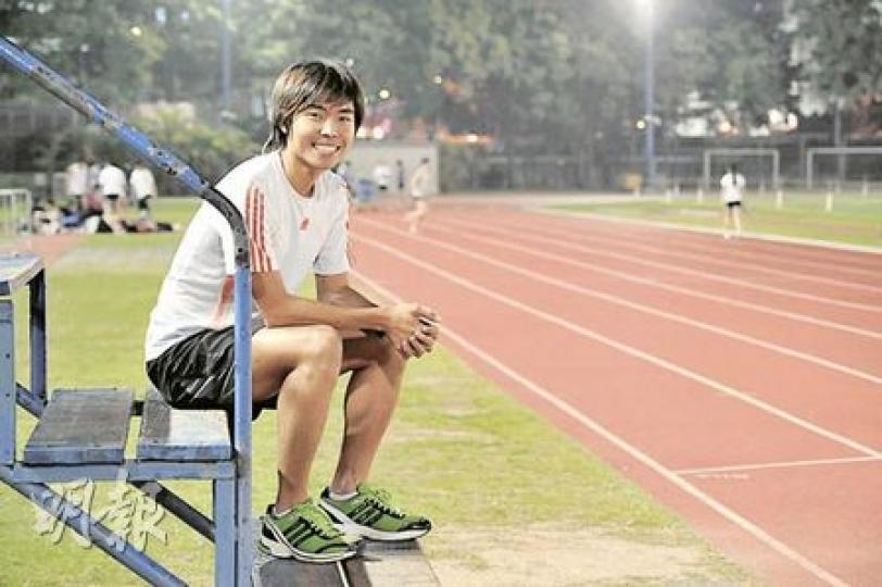 今年渣打馬拉松10公里賽事亞軍楊肇麟(圖),若以個人晶片時間計算,原來較按衝線時間計奪冠、藝人鄭欣宜的男友Mark Ryan還要快1秒。楊肇麟只期望明年更早到起點「霸頭位」;Mark Ryan則認為以晶片時間定勝負更為公平。(葉漢華攝) 今年渣打馬拉松10公里賽事亞軍楊肇麟(圖),若以個人晶片時間計算,原來較按衝線時間計奪冠、藝人鄭欣宜的男友Mark Ryan還要快1秒。楊肇麟只期望明年更早到起點「霸頭位」;Mark Ryan則認為以晶片時間定勝負更為公平。(葉漢華攝)