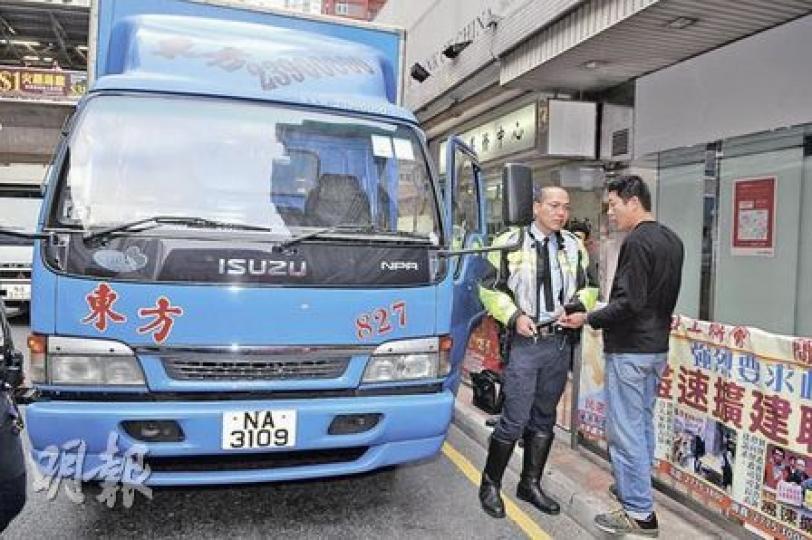 電召貨車司機(黑色上衣)接獲警方聯絡,返回啟田道車禍現場接受調查,對女途人被汽車撞倒一事表示「唔知」。(衛永康攝) 電召貨車司機(黑色上衣)接獲警方聯絡,返回啟田道車禍現場接受調查,對女途人被汽車撞倒一事表示「唔知」。(衛永康攝)