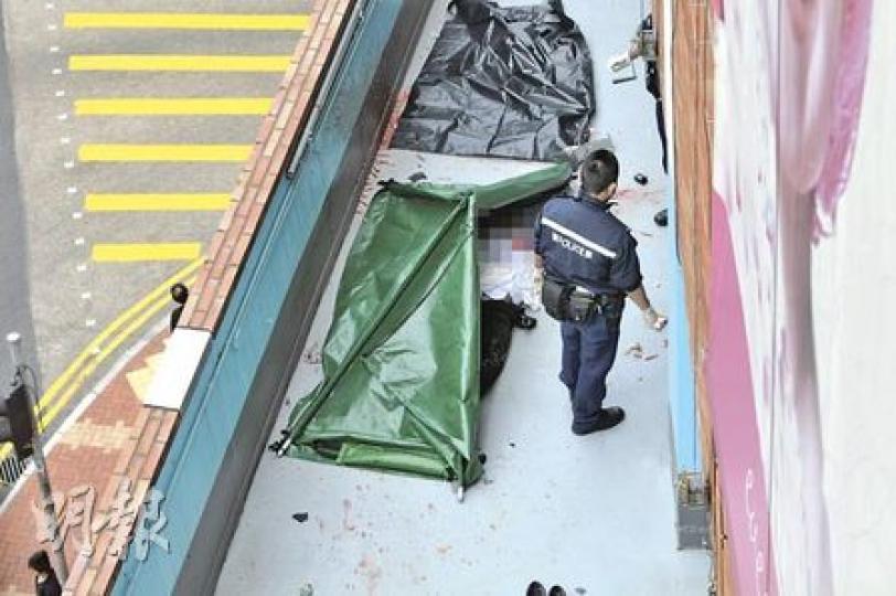 廚工昨在任職的荃灣悅來酒店墮樓身亡,不排除因財務問題尋死。(林錫禮攝)青山道64號男子燒炭亡,警員帶走炭爐調查。(林錫禮攝) 廚工昨在任職的荃灣悅來酒店墮樓身亡,不排除因財務問題尋死。(林錫禮攝)青山道64號男子燒炭亡,警員帶走炭爐調查。(林錫禮攝)