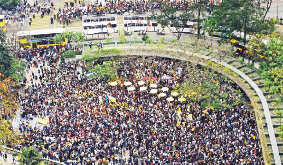 遊行示威者「迫爆」中環遮打花園,延綿至對出馬路,齊齊聲討財政司長曾俊華制定預算案不力。發起遊行的泛民稱有萬人參加,警方則指參與人士約6840人。 (朱永倫攝)警方施放胡椒噴霧驅趕,除示威者中招外,連一個8歲小童(前)也被噴中,身邊的人連忙替他用水冲洗眼睛,但小童已忍不住哭了出來。(劉焌陶攝)反對預算案遊行結束後,大批示威者仍然留守,至晚上9時部分示威者衝到德輔道中,與警察發生衝突,警察使用胡椒噴霧驅趕示威者。(朱永倫攝)近百示威者晚上9點多衝出德輔道中,並與警察對峙,最後警員以3至4人一組,合力 遊行示威者「迫爆」中環遮打花園,延綿至對出馬路,齊齊聲討財政司長曾俊華制定預算案不力。發起遊行的泛民稱有萬人參加,警方則指參與人士約6840人。 (朱永倫攝)警方施放胡椒噴霧驅趕,除示威者中招外,連一個8歲小童(前)也被噴中,身邊的人連忙替他用水冲洗眼睛,但小童已忍不住哭了出來。(劉焌陶攝)反對預算案遊行結束後,大批示威者仍然留守,至晚上9時部分示威者衝到德輔道中,與警察發生衝突,警察使用胡椒噴霧驅趕示威者。(朱永倫攝)近百示威者晚上9點多衝出德輔道中,並與警察對峙,最後警員以3至4人一組,合力