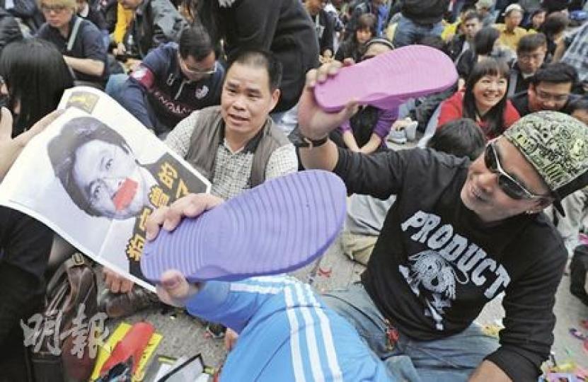 香港人網昨於遮打道行人專用區,舉辦千人打小人集會,參與市民以財政司長曾俊華作打擊目標,以拖鞋拍打絕不留手。(劉焌陶攝) 香港人網昨於遮打道行人專用區,舉辦千人打小人集會,參與市民以財政司長曾俊華作打擊目標,以拖鞋拍打絕不留手。(劉焌陶攝)