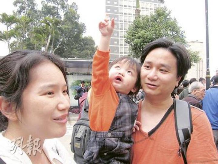 中產社工張先生(右)及其妻張太(左),批評財政預算案未有打壓樓市,即使勾出多塊土地,亦不能即時供應住宅解決房屋問題。(勞雅文攝) 中產社工張先生(右)及其妻張太(左),批評財政預算案未有打壓樓市,即使勾出多塊土地,亦不能即時供應住宅解決房屋問題。(勞雅文攝)