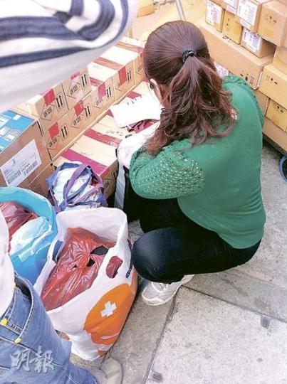 兩名持旅遊證件並操普通話的女子(蹲下穿綠衣者及左下穿牛仔褲者)在晉科中心門外取貨,行李中包括雜貨及電子零件。(明報記者攝)二人進入橙色字眼的「內地旅客」大堂,直至入境內地,沒有向海關報稅。(明報記者攝)二人在羅湖口岸附近交貨予另一名男子。(明報記者攝)上水晉科中心成為水貨客貨倉,水貨客要出示證件登記,讓供應水貨的商人記錄「往來港澳通行證」號碼等水貨客個人資料。現場所見,手持俗稱雙程證的水貨客為數不少。(明報記者攝) 兩名持旅遊證件並操普通話的女子(蹲下穿綠衣者及左下穿牛仔褲者)在晉科中心門外取貨,行李中包括雜貨及電子零件。(明報記者攝)二人進入橙色字眼的「內地旅客」大堂,直至入境內地,沒有向海關報稅。(明報記者攝)二人在羅湖口岸附近交貨予另一名男子。(明報記者攝)上水晉科中心成為水貨客貨倉,水貨客要出示證件登記,讓供應水貨的商人記錄「往來港澳通行證」號碼等水貨客個人資料。現場所見,手持俗稱雙程證的水貨客為數不少。(明報記者攝)