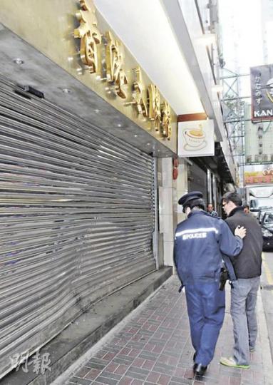 著名商人羅傑承旗下的「香港大牌檔」茶餐廳,昨凌晨疑被不法之徒駕駛失車撞凹捲閘。(蔡方山攝) 著名商人羅傑承旗下的「香港大牌檔」茶餐廳,昨凌晨疑被不法之徒駕駛失車撞凹捲閘。(蔡方山攝)