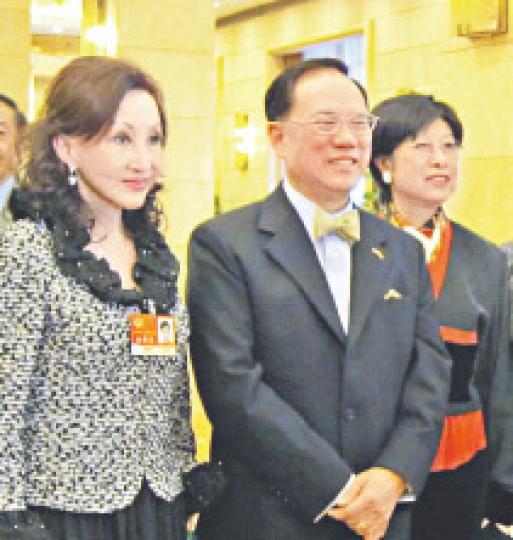 曾蔭權伉儷(右一及右二)昨日在北京主持酒會,招待港區人大代表和政協委員。(何曉勤攝) 曾蔭權伉儷(右一及右二)昨日在北京主持酒會,招待港區人大代表和政協委員。(何曉勤攝)