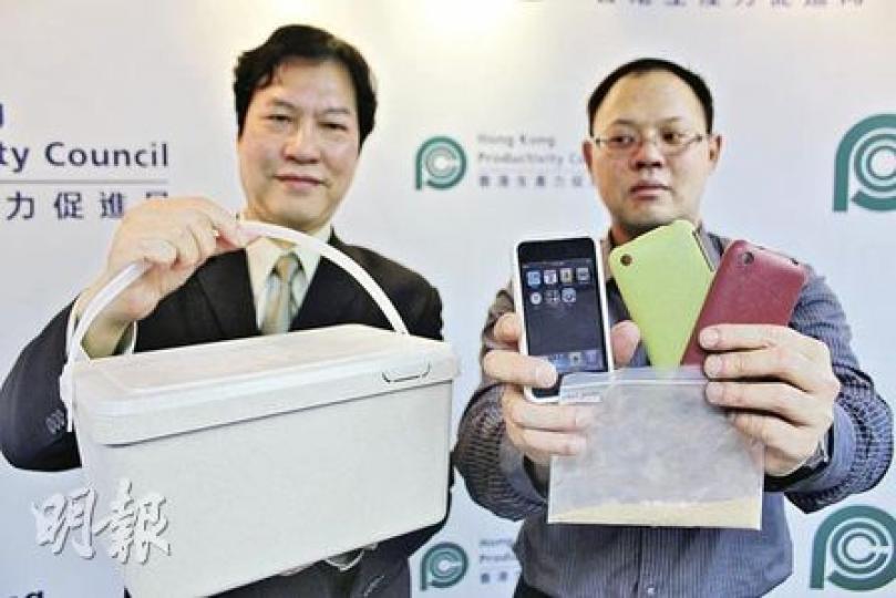 鵬馬環保塑料有限公司以竹粉及穀粉等混合再造膠製成多功能手提桶及iPhone保護殼,行政總裁羅世平(左)說,產品已取得香港及加拿大環保標籤,打入歐美市場。(陳家俊攝) 鵬馬環保塑料有限公司以竹粉及穀粉等混合再造膠製成多功能手提桶及iPhone保護殼,行政總裁羅世平(左)說,產品已取得香港及加拿大環保標籤,打入歐美市場。(陳家俊攝)
