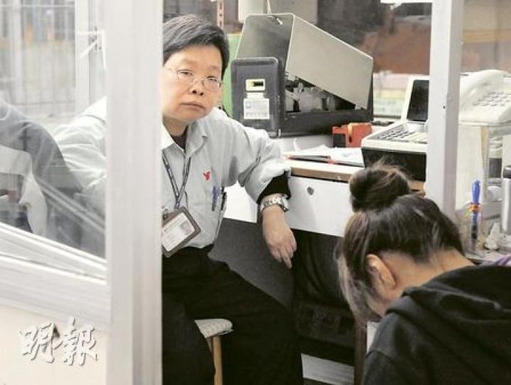漁灣邨姓陳女保安員昨凌晨被持刀醉漢指嚇企圖搶劫,事後她接受警方問話時仍驚魂未定。(蔡方山攝) 漁灣邨姓陳女保安員昨凌晨被持刀醉漢指嚇企圖搶劫,事後她接受警方問話時仍驚魂未定。(蔡方山攝)
