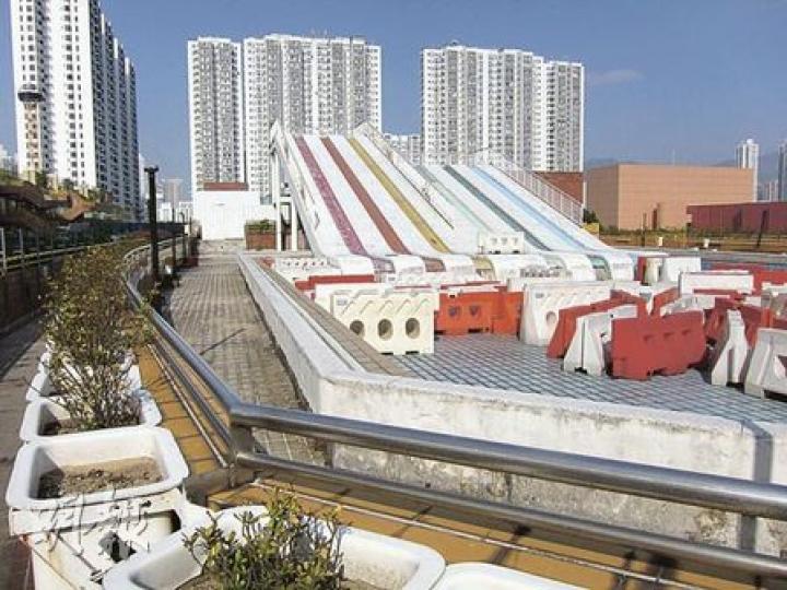 圖中沙田新城市廣場的大型滑水梯已荒廢了逾15年,新地回應時稱,快將動工把上址改建成平台花園,以便重新向公眾開放。(陳志偉攝)
圖中沙田新城市廣場的大型滑水梯已荒廢了逾15年,新地回應時稱,快將動工把上址改建成平台花園,以便重新向公眾開放。(陳志偉攝)