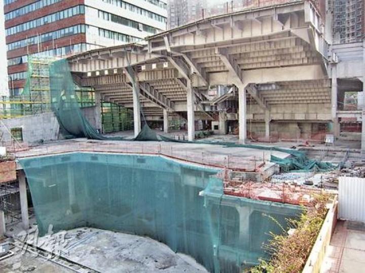 沙田UA戲院重建了近4年仍未完工,記者近日到地盤觀察,未見有工人施工,放置的金屬材料部分已生鏽。(陳志偉攝)
沙田UA戲院重建了近4年仍未完工,記者近日到地盤觀察,未見有工人施工,放置的金屬材料部分已生鏽。(陳志偉攝)