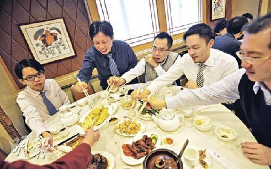 敦沛金融副總裁黃志陽(左二)上周五與同事點了豐富菜餚,大快朵頤,好好享受「最後一頓」的兩小時午飯。(朱永倫攝)證券業協會永遠名譽會長張天生趁延長交易時段前,宴請傳媒享用豐富的午宴。他稱享受了20多年兩小時午膳時間,已經非常滿意,縮短午膳時間也是大勢所趨。(陳健佳攝) 敦沛金融副總裁黃志陽(左二)上周五與同事點了豐富菜餚,大快朵頤,好好享受「最後一頓」的兩小時午飯。(朱永倫攝)證券業協會永遠名譽會長張天生趁延長交易時段前,宴請傳媒享用豐富的午宴。他稱享受了20多年兩小時午膳時間,已經非常滿意,縮短午膳時間也是大勢所趨。(陳健佳攝)