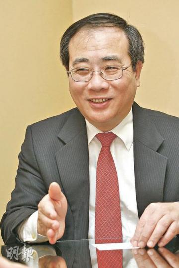 陳茂峰最近在看吳曉波寫的《激盪三十年》,看盡民營企業興衰,在法制模糊之下做「擦邊球」的事,結果成全了國家體制,卻犧牲了自己。(李紹昌攝) 陳茂峰最近在看吳曉波寫的《激盪三十年》,看盡民營企業興衰,在法制模糊之下做「擦邊球」的事,結果成全了國家體制,卻犧牲了自己。(李紹昌攝)