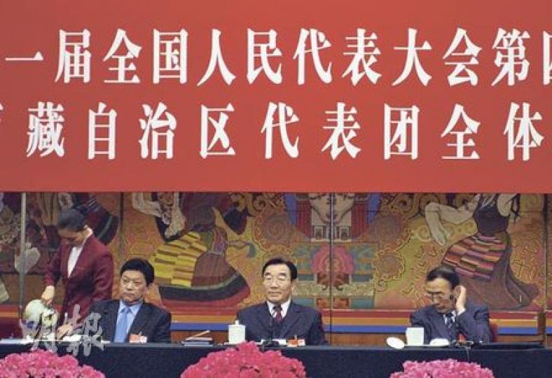 西藏自治區主席白瑪赤林(左)、黨委書記張慶黎(中)和人大主任向巴平措(右)昨天主持的西藏代表團會議。(劉洪慶攝) 西藏自治區主席白瑪赤林(左)、黨委書記張慶黎(中)和人大主任向巴平措(右)昨天主持的西藏代表團會議。(劉洪慶攝)