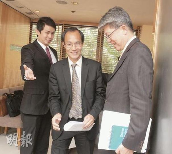 亞視執行董事盛品儒、港大民意研究計劃總監鍾庭耀、高級副總裁鄺凱迎(左至右),昨日公布亞視節目收視調查。盛品儒指亞視虧損收窄,有望今年賺錢。(劉焌陶攝) 亞視執行董事盛品儒、港大民意研究計劃總監鍾庭耀、高級副總裁鄺凱迎(左至右),昨日公布亞視節目收視調查。盛品儒指亞視虧損收窄,有望今年賺錢。(劉焌陶攝)