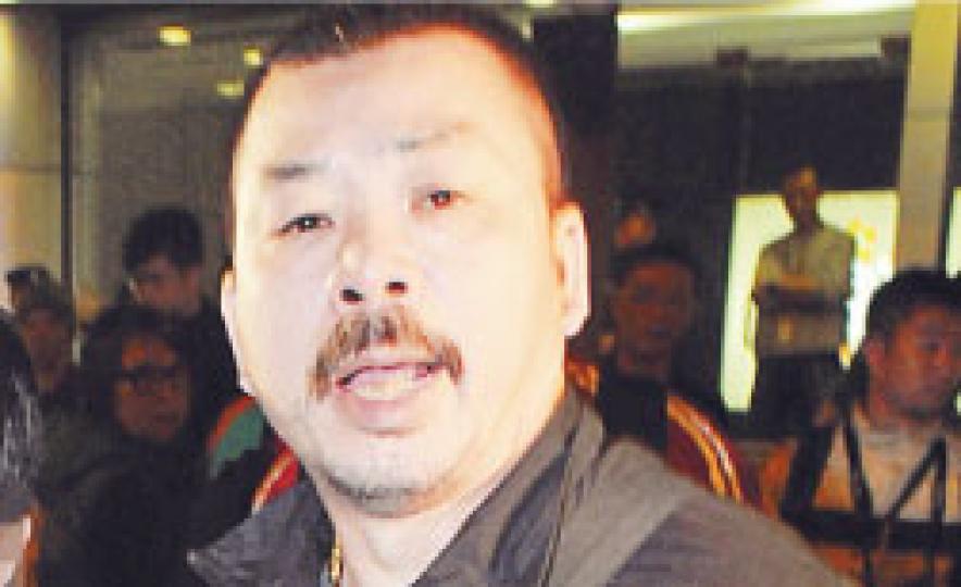 一名被捕男童的父親,帶兒子離開北角警署時,怒氣冲冲,拒絕回應記者提問,又斥責示威團體帶其兒子上街。(蔡方山攝) 一名被捕男童的父親,帶兒子離開北角警署時,怒氣冲冲,拒絕回應記者提問,又斥責示威團體帶其兒子上街。(蔡方山攝)