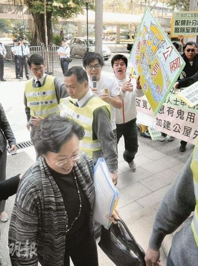 運輸及房屋局長鄭汝樺(前)提升申請公屋的入息和資產上限,但街工指有關措施不足,昨日趁她出席立法會會議時請願,要求增建公屋、廢除單身人士計分制等。(葉漢華攝) 運輸及房屋局長鄭汝樺(前)提升申請公屋的入息和資產上限,但街工指有關措施不足,昨日趁她出席立法會會議時請願,要求增建公屋、廢除單身人士計分制等。(葉漢華攝)