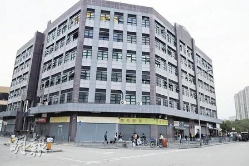 警察和入境處的聯合行動後,本報記者昨日下午5時左右再到上水晉科中心,工廈外行人零星,沒有往日水貨客聚集的人聲鼎沸場面。(衛永康攝) 警察和入境處的聯合行動後,本報記者昨日下午5時左右再到上水晉科中心,工廈外行人零星,沒有往日水貨客聚集的人聲鼎沸場面。(衛永康攝)