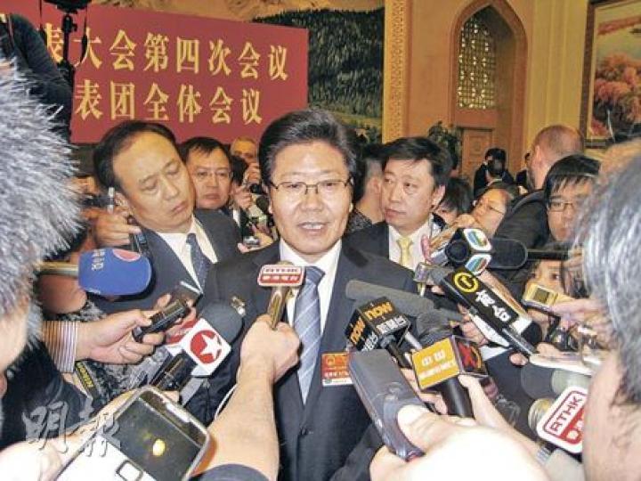 善待傳媒的張春賢昨晨遭近百記者圍堵,仍面帶微笑,有問必答。(劉洪慶攝) 善待傳媒的張春賢昨晨遭近百記者圍堵,仍面帶微笑,有問必答。(劉洪慶攝)