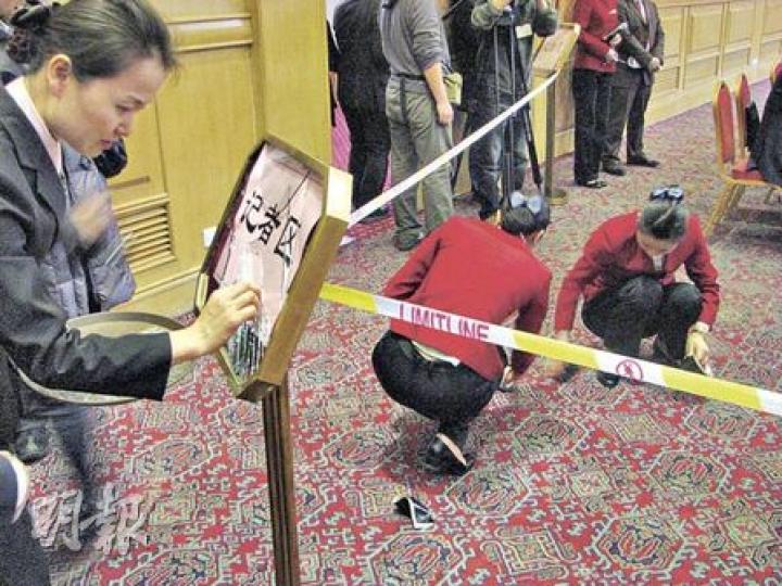 昨日湖南代表團開放日,發生輕微意外,有人撞跌指示牌,服務員忙於清理玻璃碎。(林迎攝) 昨日湖南代表團開放日,發生輕微意外,有人撞跌指示牌,服務員忙於清理玻璃碎。(林迎攝)