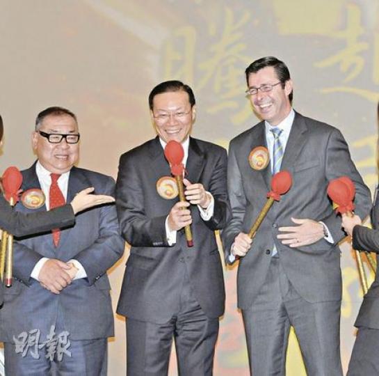 匯豐香港區總裁馬凱博(右一)認為政府現時控制樓市措施已經足夠。中為匯豐工商業務主管陳樑才。 (陳淑安攝) 匯豐香港區總裁馬凱博(右一)認為政府現時控制樓市措施已經足夠。中為匯豐工商業務主管陳樑才。 (陳淑安攝)