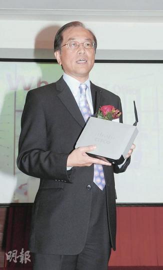 潘錦堂手持嘅IP電話路由器(圖)功能多多,又可以支援上網,中小企可以慳番上網拉線嘅費用。下圖為該IP電話套裝組合。(陳淑安攝) 潘錦堂手持嘅IP電話路由器(圖)功能多多,又可以支援上網,中小企可以慳番上網拉線嘅費用。下圖為該IP電話套裝組合。(陳淑安攝)