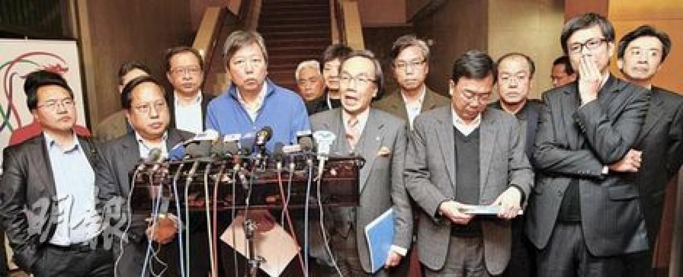 財政司長曾俊華昨日與19名泛民成員會晤1.5小時,職工盟李卓人(藍衣者)形容會面氣氛非常惡劣,並認為曾俊華向泛民宣戰,因此他們準備應戰,包括發動市民上街,以及將在立法會上提出不信任動議。(林振東攝)多名立法會議員要求財政司長曾俊華(圖)下台,但他昨日對此問題沒有正面回應。他昨早回到政府總部時,稱會盡快公布派錢6000元的細節。(李紹昌攝)昨日最少7名議員要求財政司長曾俊華請辭或下台,包括社民連梁國雄(圖),他送上社民連的聲明及李商隱的詩《淚》,揶揄對方要力保建制派。(林振東攝)(明報製圖) 財政司長曾俊華昨日與19名泛民成員會晤1.5小時,職工盟李卓人(藍衣者)形容會面氣氛非常惡劣,並認為曾俊華向泛民宣戰,因此他們準備應戰,包括發動市民上街,以及將在立法會上提出不信任動議。(林振東攝)多名立法會議員要求財政司長曾俊華(圖)下台,但他昨日對此問題沒有正面回應。他昨早回到政府總部時,稱會盡快公布派錢6000元的細節。(李紹昌攝)昨日最少7名議員要求財政司長曾俊華請辭或下台,包括社民連梁國雄(圖),他送上社民連的聲明及李商隱的詩《淚》,揶揄對方要力保建制派。(林振東攝)(明報製圖)