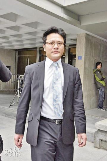警方談判專家高級督察吳宇凡兩度假冒郭炳湘妻子的私人助理,與疑匪談判共20餘分鐘,讓警方把相信正在談判的疑犯當場拘捕。(郭慶輝攝)(明報製圖) 警方談判專家高級督察吳宇凡兩度假冒郭炳湘妻子的私人助理,與疑匪談判共20餘分鐘,讓警方把相信正在談判的疑犯當場拘捕。(郭慶輝攝)(明報製圖)