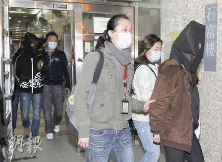 涉嫌在公屋單位販毒的失業失學18歲青年(左)及其女友(右),被探員黑布蒙頭帶返警署扣查。(蔡方山攝)警方在石籬邨石富樓檢獲一批K仔及霹靂可卡因等毒品,事後檢走證物。(蔡方山攝) 涉嫌在公屋單位販毒的失業失學18歲青年(左)及其女友(右),被探員黑布蒙頭帶返警署扣查。(蔡方山攝)警方在石籬邨石富樓檢獲一批K仔及霹靂可卡因等毒品,事後檢走證物。(蔡方山攝)