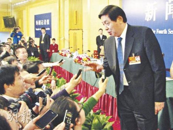 貴州書記栗戰書(右)對待傳媒態度開放,記者會結束後仍留下接受提問,直至工作人員再三催促,他才擺手作別。(林迎攝) 貴州書記栗戰書(右)對待傳媒態度開放,記者會結束後仍留下接受提問,直至工作人員再三催促,他才擺手作別。(林迎攝)