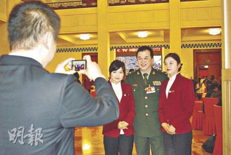 開會期間,人民大會堂工作人員忙着與政協委員、著名笑星黃宏(右二)合影。(王艷喆攝) 開會期間,人民大會堂工作人員忙着與政協委員、著名笑星黃宏(右二)合影。(王艷喆攝)