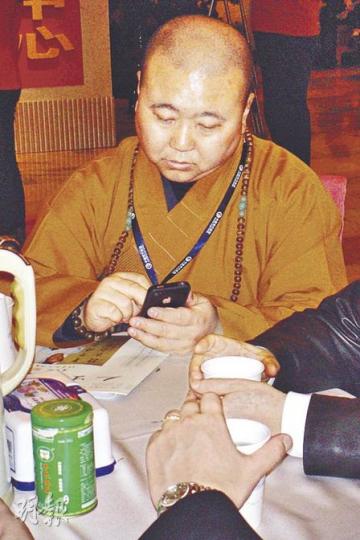 手持iPhone4的上海玉佛禪寺覺醒住持稱,佛教也要與時俱進。(王艷喆攝) 手持iPhone4的上海玉佛禪寺覺醒住持稱,佛教也要與時俱進。(王艷喆攝)